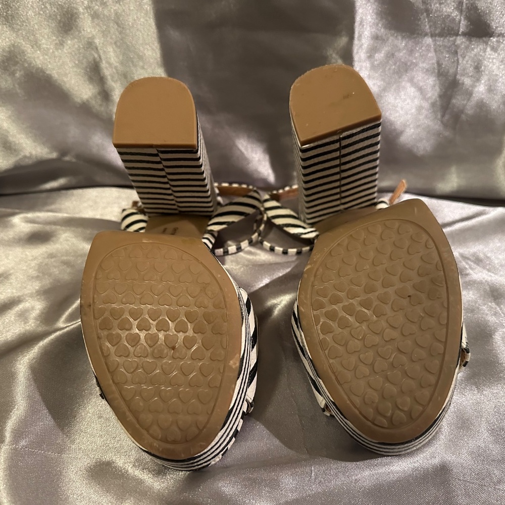 Chinese Laundry Platform Sandals - Picture 4 of 4